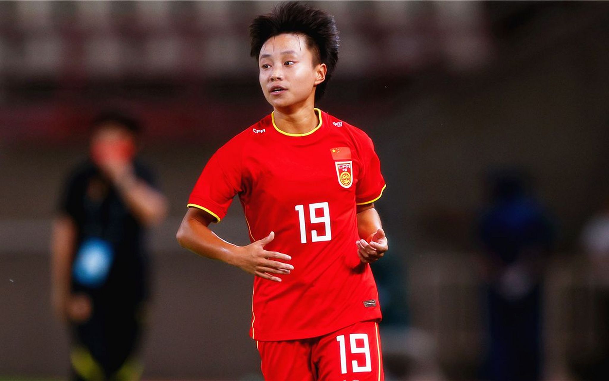 包含中国女足实力突出，队员团结一致，迎难而上！的词条