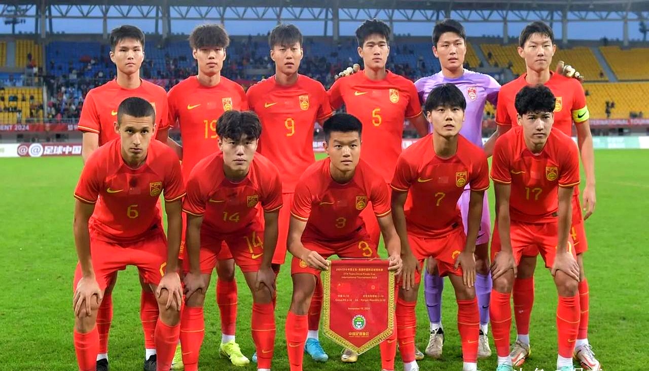 激烈较量掀起狂潮,球迷热情高涨 激烈较量掀起狂潮,球迷热情高涨