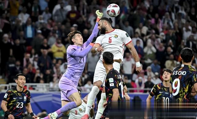 热烈角逐，足球场上的风云变幻让人目不暇接的简单介绍