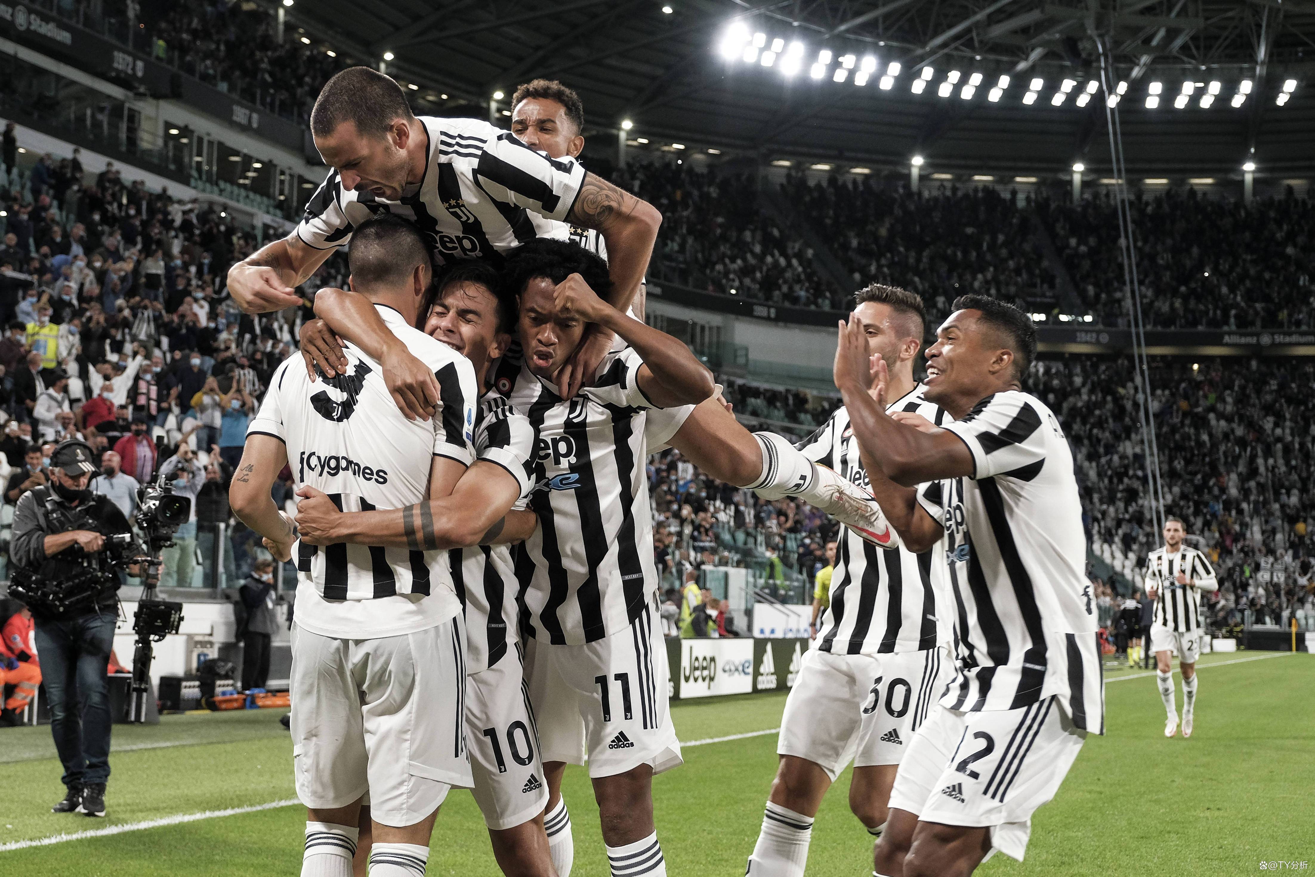 尤文图斯队穷追不舍,一统江山,创造奇迹 尤文图斯队穷追不舍,一统江山,创造奇迹