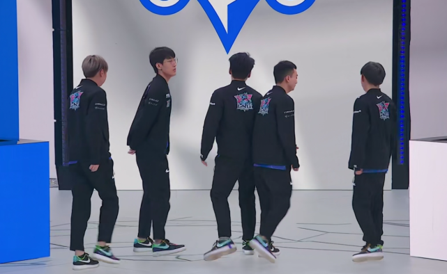 HLE横扫TSM,Knight团战一打五峡谷大战淘汰赛,让粉丝疯狂欢呼 HLE横扫TSM,Knight团战一打五峡谷大战淘汰赛,让粉丝疯狂欢呼