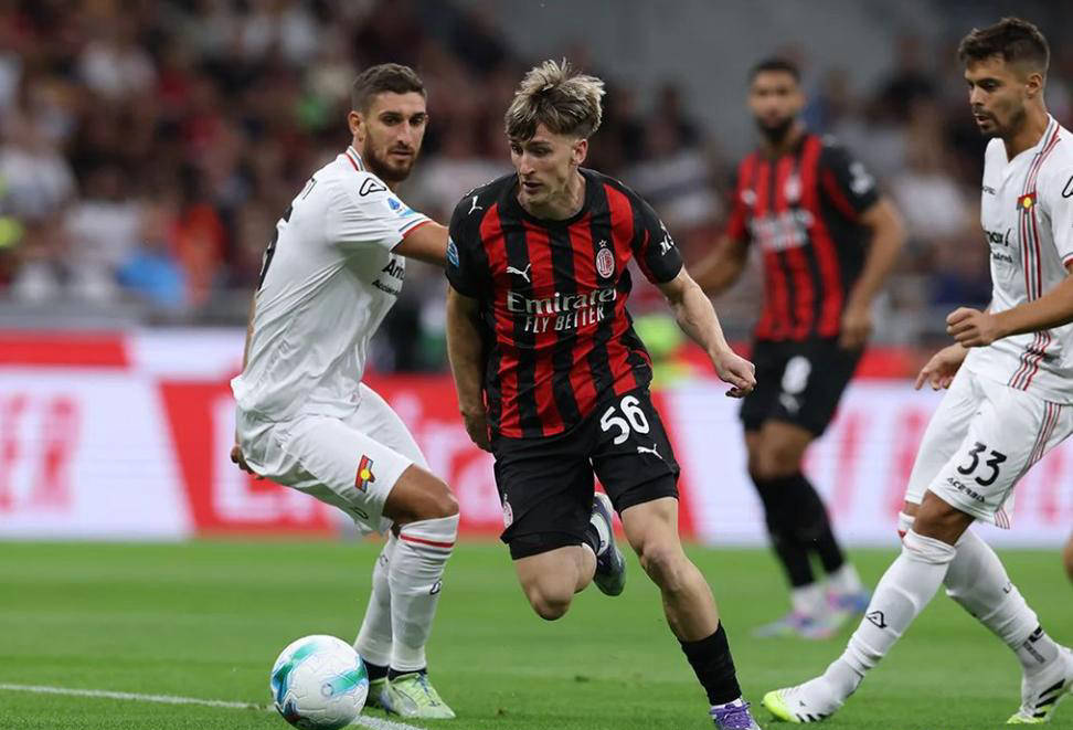 AC米兰中场大将回归训练,助力球队重回巅峰 AC米兰中场大将回归训练,助力球队重回巅峰