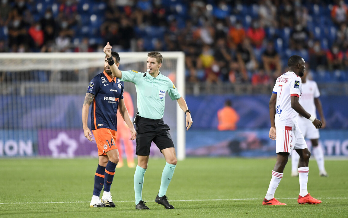 雷恩中场以暴力行为遭红牌罚下