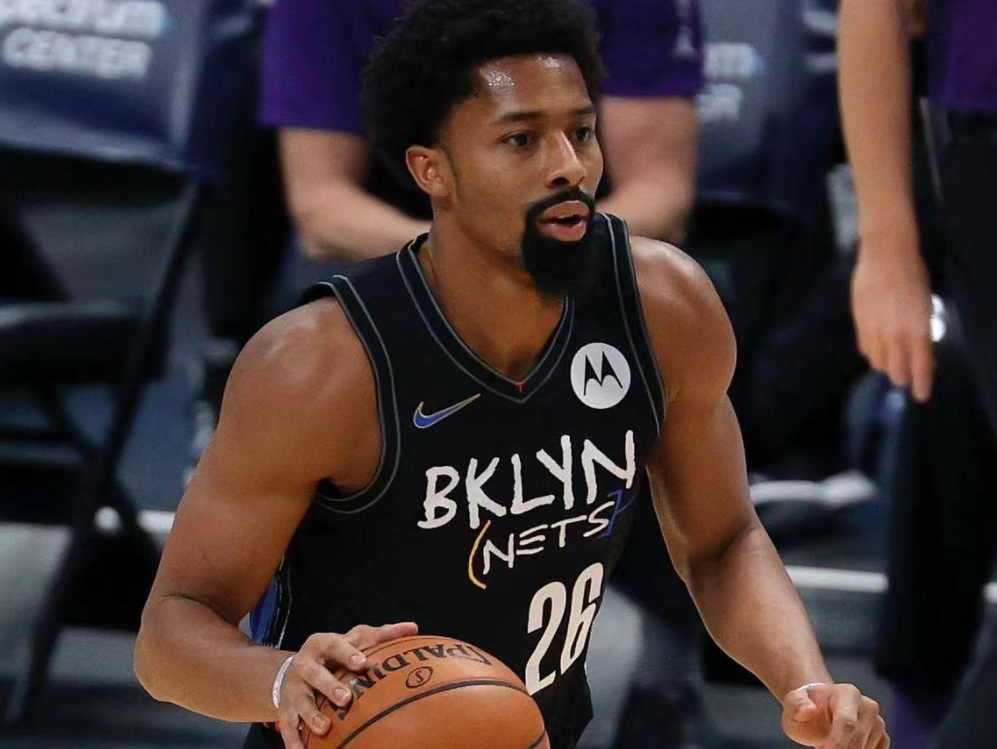 开云下载-灯笼裤主帅兰帕德调整战术，带领球队逆袭夺冠