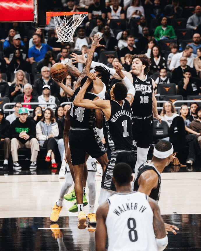 猛龙绝杀骑士,欧文点燃赛场 猛龙绝杀骑士,欧文点燃赛场